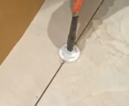 新疆瓷砖空鼓维修公司专业解答瓷砖在铺贴过程中，如果没有涂抹均匀到位的粘结材料（如水泥砂浆或瓷砖胶），可能会导致以下问题