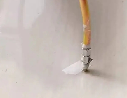 新疆瓷砖空鼓维修公司专业解答在瓷砖铺贴过程中，如果使用的砂料过粗（如全部使用了粗砂），可能会导致以下问题