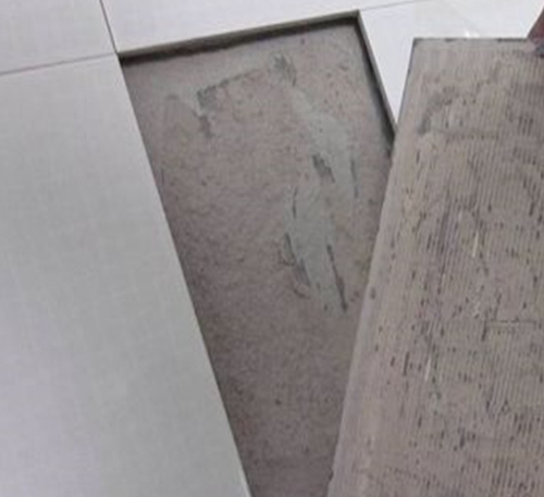 新疆瓷砖空鼓维修公司分享瓷砖铺贴时如果打浆（即涂抹在瓷砖背面和基层上的砂浆或瓷砖胶）过少，会带来以下问题